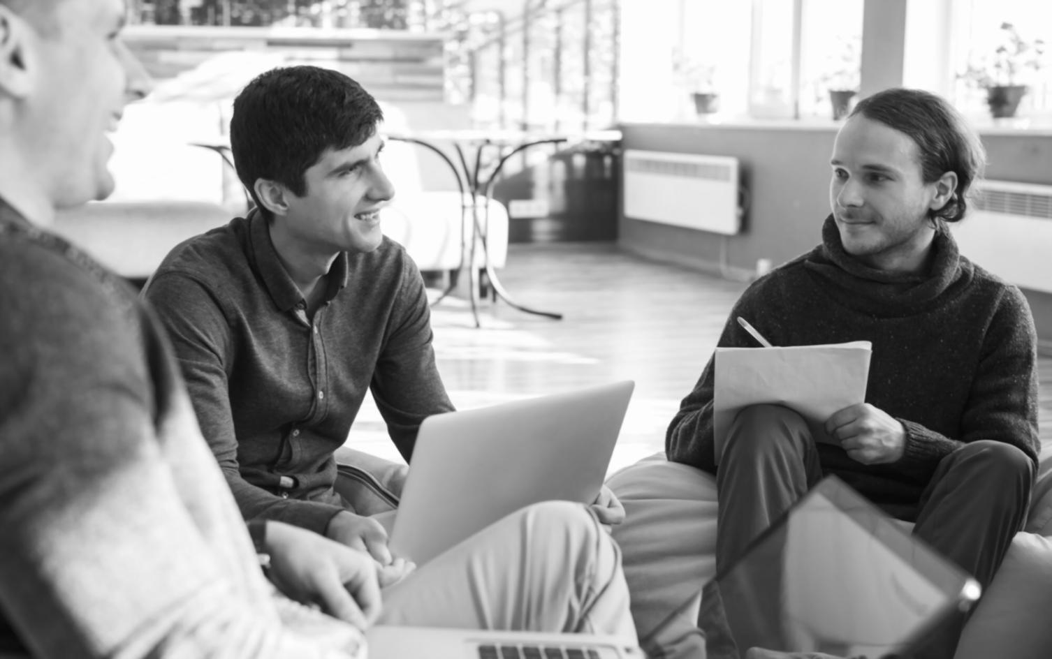 Finanzanalysten bei der gemeinsamen Arbeit an Finanzmodellen